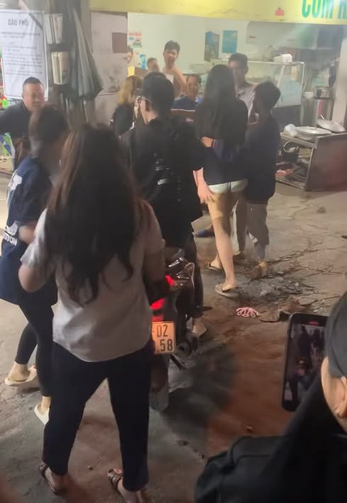 BƯƠM BƯỚM ĐẠI CHIẾN Ở TRUNG TÂM ĂN CHƠI MIẾU ĐẦM